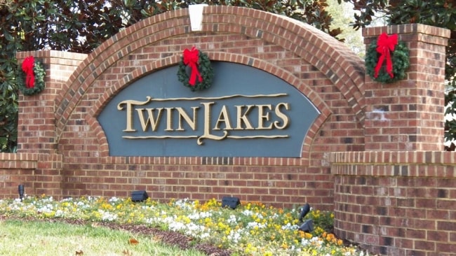 Picture of Twin Lakes sign